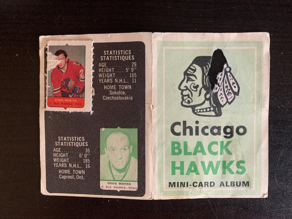 V7604--1969-70 O-Pee-Chee Four-in-One Card Album Chicago Blackhawks
