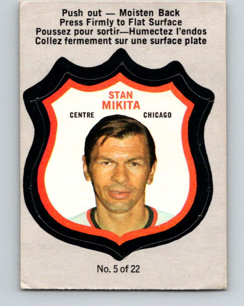1972-73 O-Pee-Chee Player Crests #5 Stan Mikita Chicago Blackhawks V8699