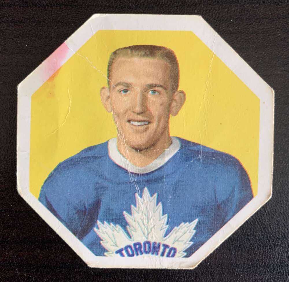 1961-62 York Yellow Backs #26 Bob Nevin Toronto Maple Leafs V33196