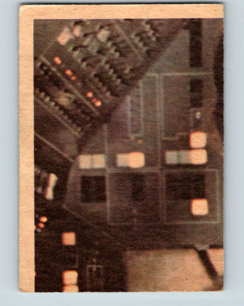 1977 OPC Star Wars #11 Artoo is imprisoned by the Jawas V33581
