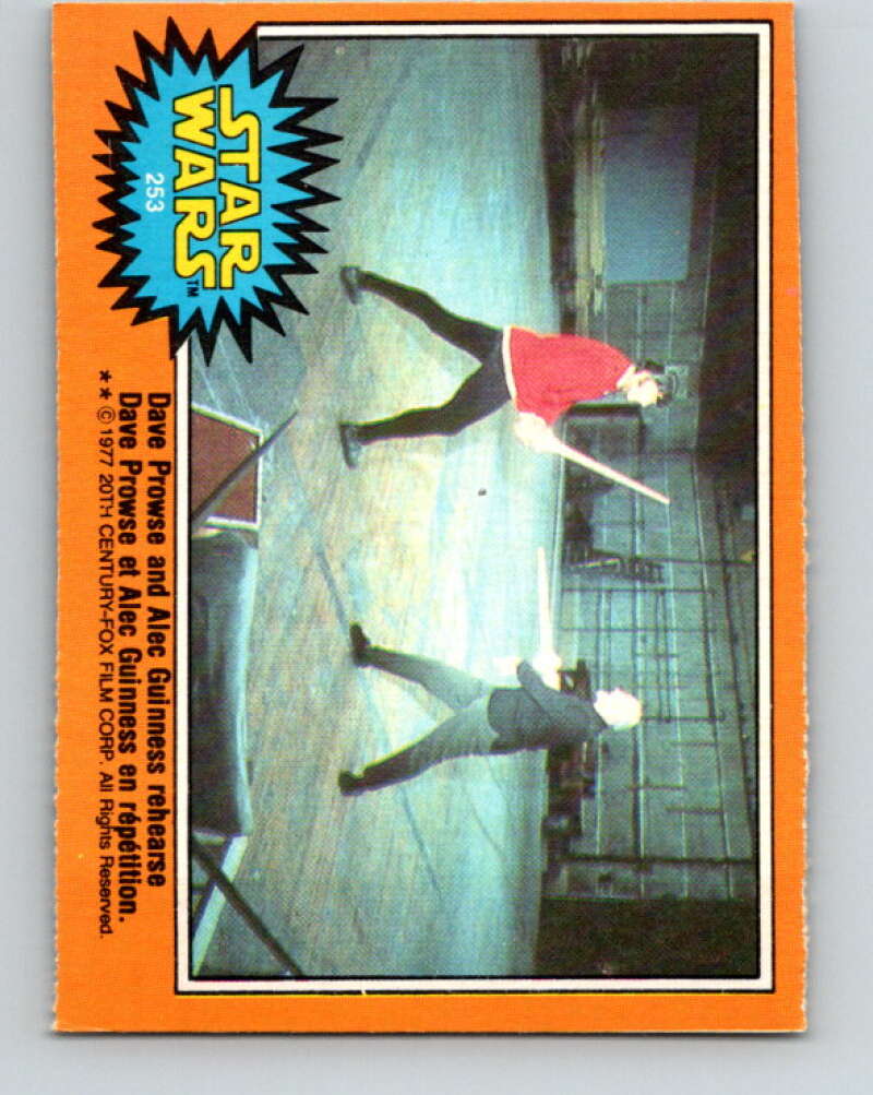 1977 OPC Star Wars #253 Dave Prowse and Alec Guinness rehearse V34591
