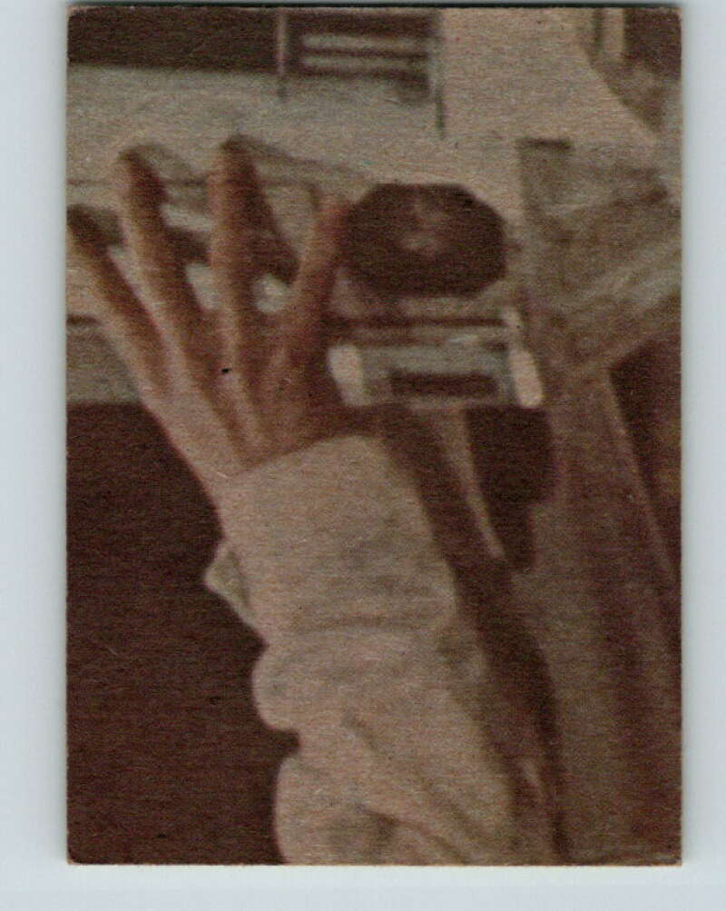 1977 Topps Star Wars #188 hip under fire! Stars V34672