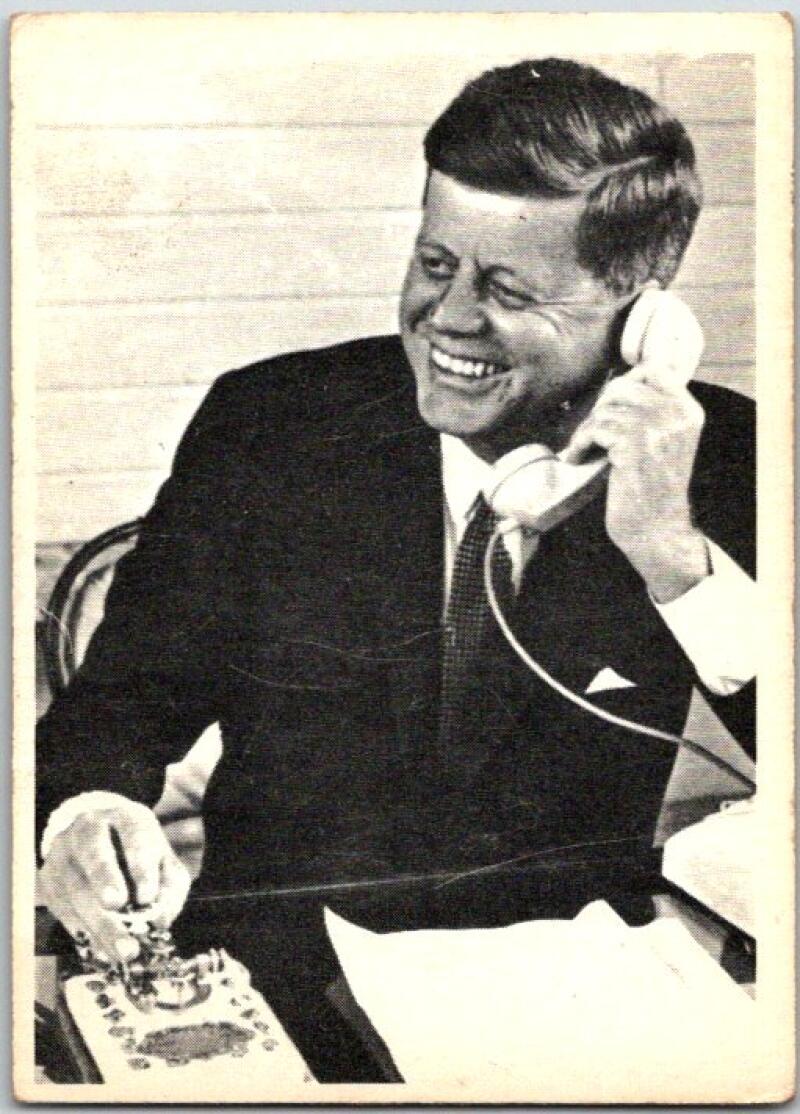 1964 Topps The Story of John F Kennedy #76 Enjoy A Chuckle V50881