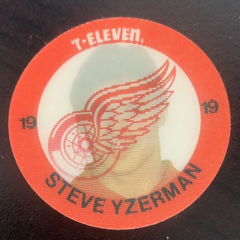 1984-85 7-Eleven Hockey Disc Steve Yzerman Red Wings  V51527 Image 1