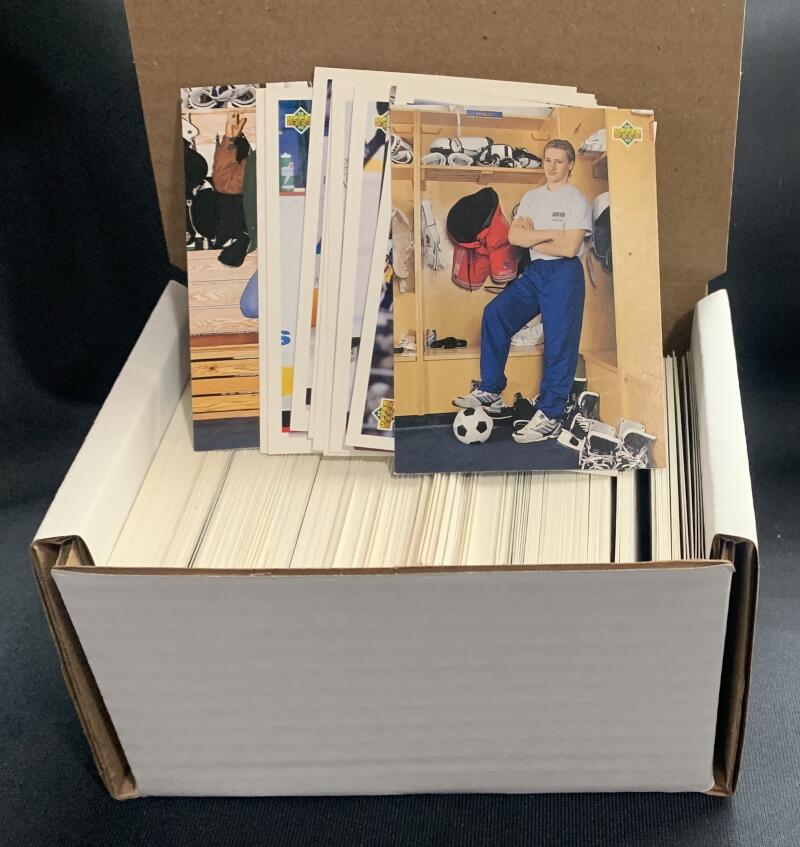 1992-93 Upper Deck Hockey Trading Cards - Box 300 cards! - Lot #4 Image 1