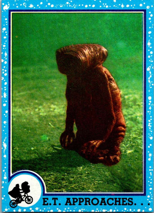 1982 Topps E.T. The Extraterrestrial #9 E.T. Approaches Image 1