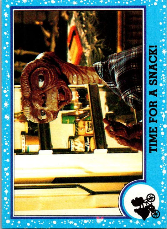 1982 Topps E.T. The Extraterrestrial #26 Time for a Snack! Image 1