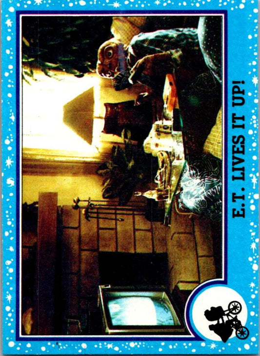 1982 Topps E.T. The Extraterrestrial #29 E.T. Lives It Up! Image 1
