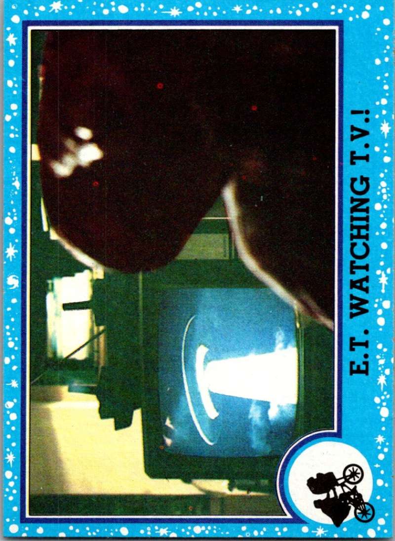 1982 Topps E.T. The Extraterrestrial #30 E.T. Watching T.V.! Image 1