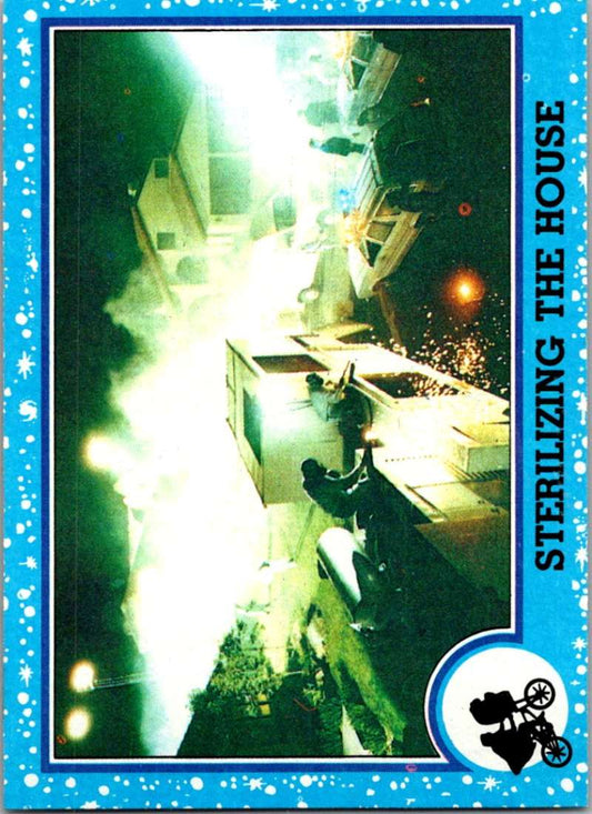 1982 Topps E.T. The Extraterrestrial #54 Sterilizing the House Image 1