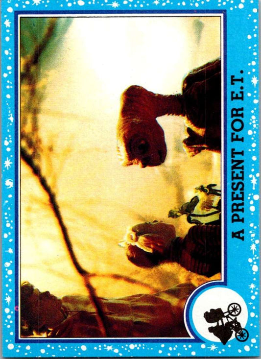 1982 Topps E.T. The Extraterrestrial #73 A Present for E.T. Image 1