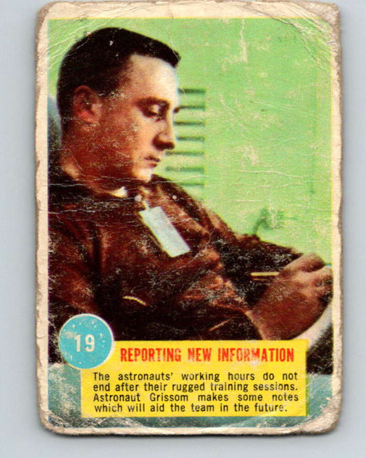 1963 Topps Astronauts #19 Reporting New Information V10136