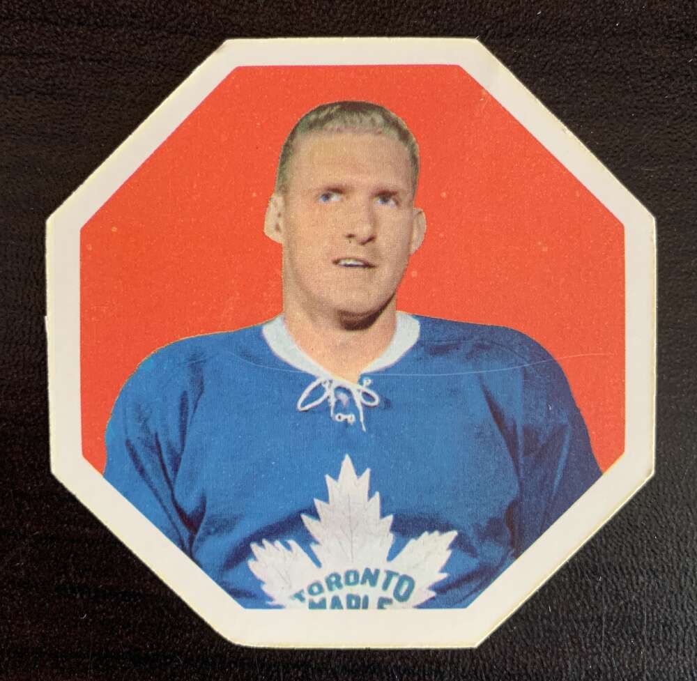 1961-62 York  Yellow Backs #31 Larry Hillman  Toronto Maple Leafs  V33201