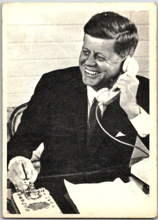 1964 Topps The Story of John F Kennedy #76 Enjoy A Chuckle V50881