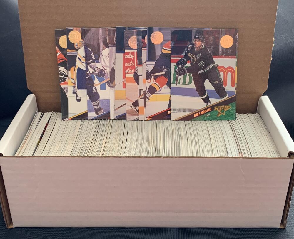 1993-94 Leaf Hockey Cards - Box Over 500 cards! - Lot #2 Image 1