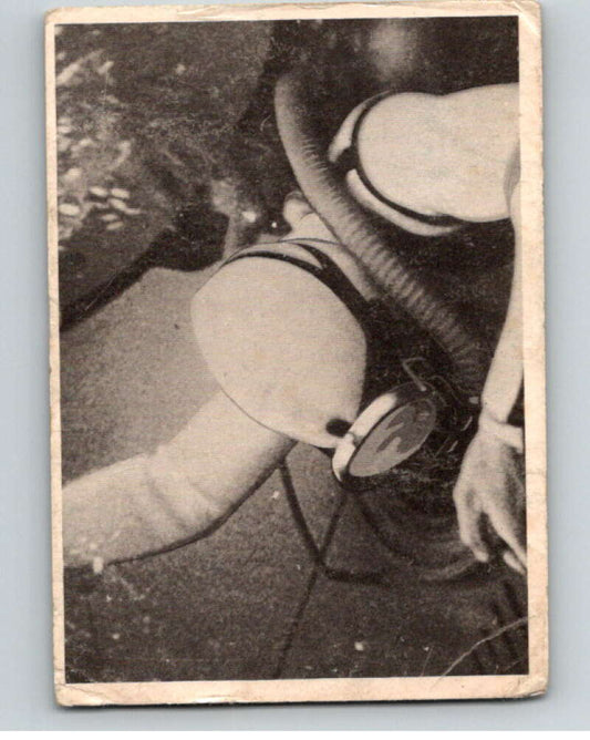 1964 Donruss Voyage to the Bottom of the Sea #19 Frogmen Away!   V68586 Image 1