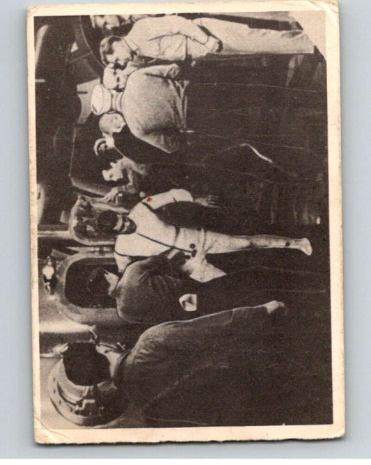 1964 Donruss Voyage to the Bottom of the Sea #24 Narrow Escape   V68589 Image 1