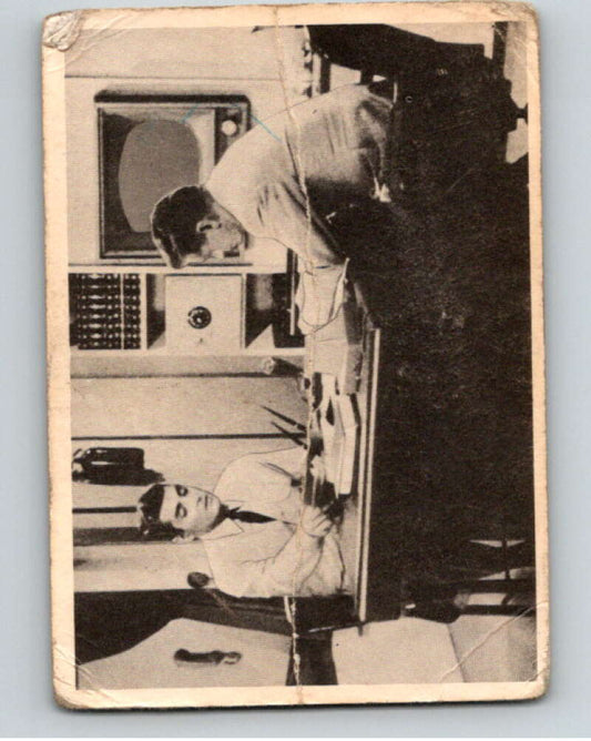 1964 Donruss Voyage to the Bottom of the Sea #26 Zero Hour   V68590 Image 1
