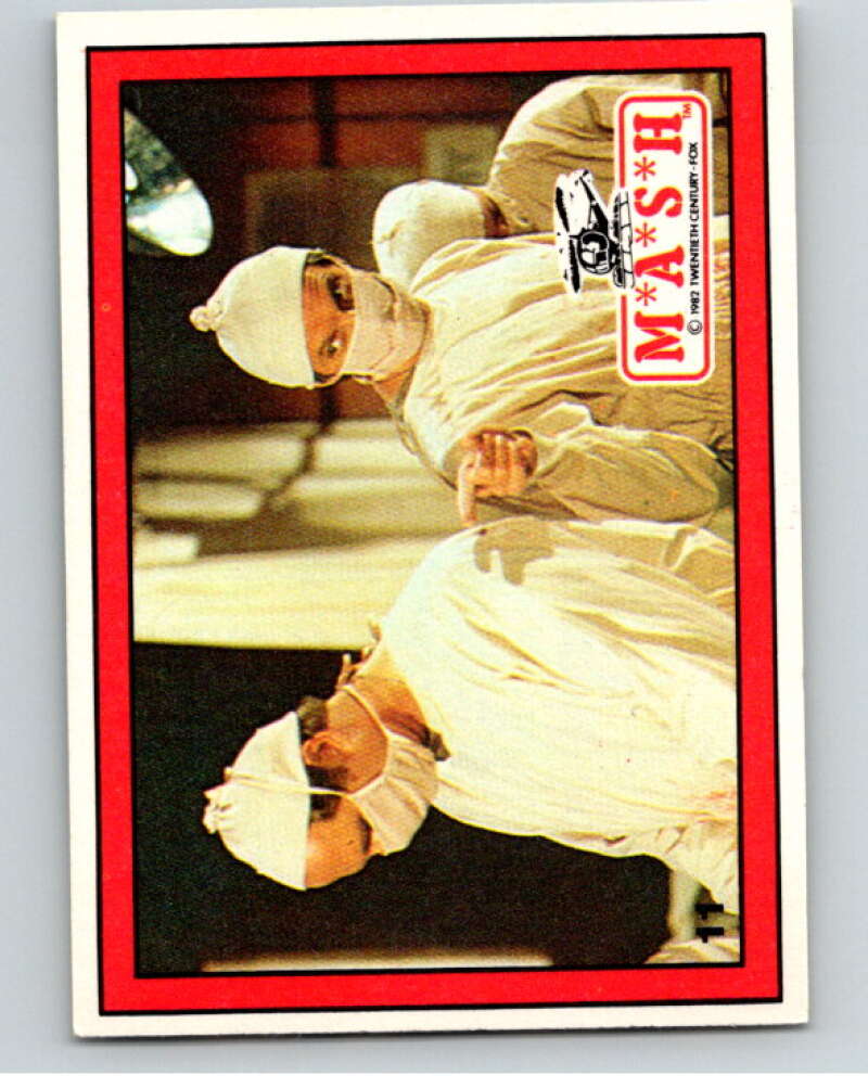 1982 Donruss Mash #11 Hawkeye and Winchester in surgery   V69144 Image 1