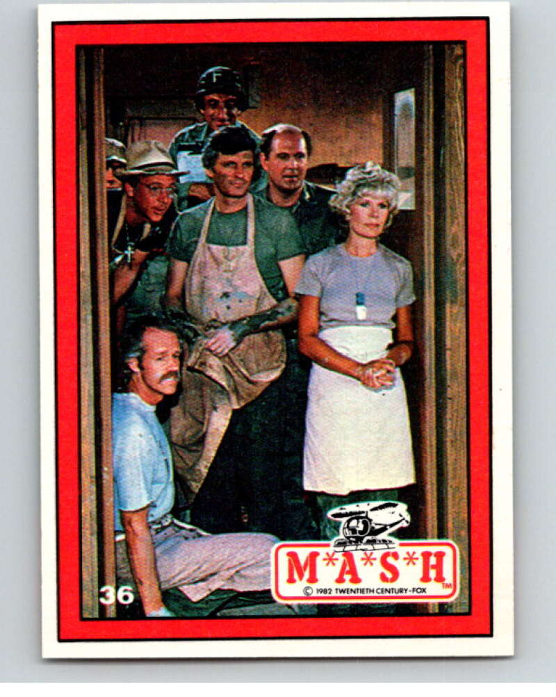 1982 Donruss Mash #36 The cast stands in doorway   V69162 Image 1