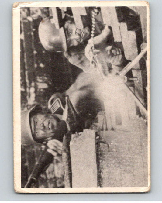 1964 Donruss Combat #121 Heavy Fire   V74119 Image 1